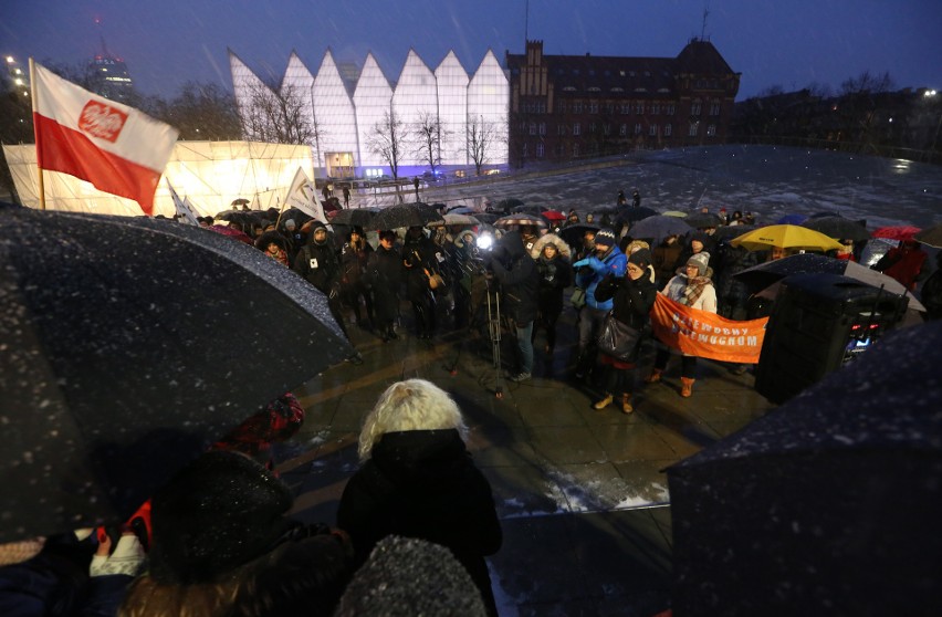 Kilkaset osób protestowało w środę na pl. Solidarności. Przyszły nie tylko kobiety