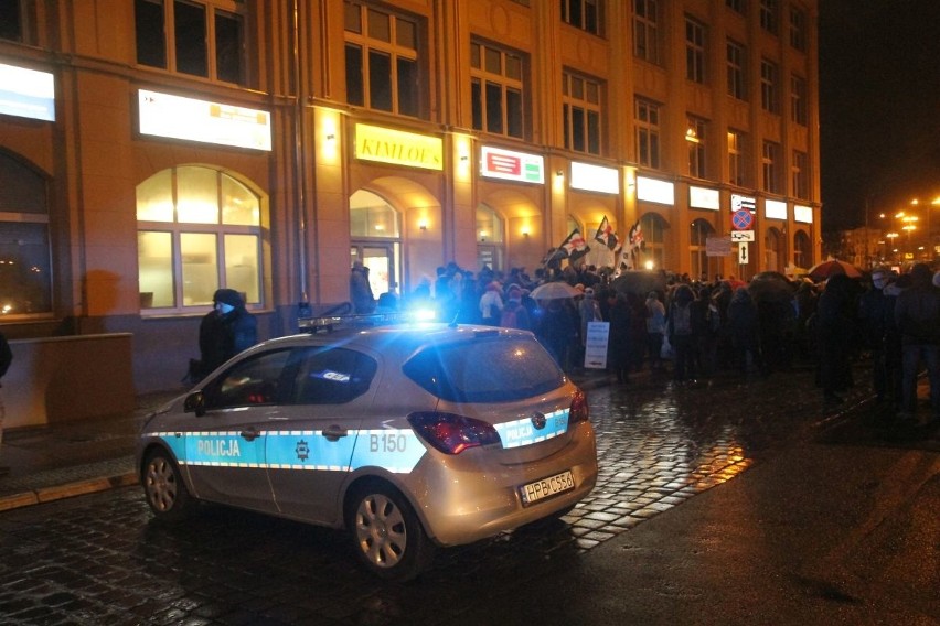 Czarna Środa we Wrocławiu. Protest w Rynku i pod biurami poselskimi 