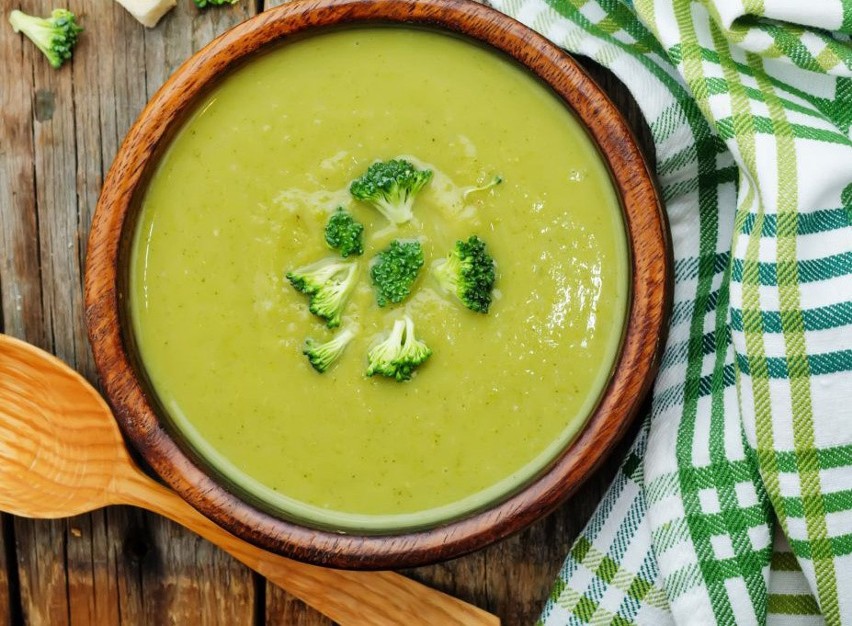 Zobacz przepis na krem z brokułów. To smaczna i zdrowa zupa.