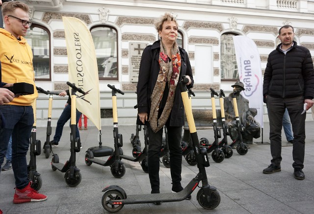 150 elektrycznych hulajnóg będzie dostępnych od czwartku (25 kwietnia) do wypożyczenia na ulicach Łodzi. Udostepni je łódzka firma Volt Scooters. To pierwsza taka usługa w Łodzi.CZYTAJ DALEJ NA NASTĘPNYM SLAJDZIE