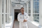 Dr med. Paweł Rajewski: - Ci, którzy się nie szczepią przeciw Covid-19, grają w ruletkę z własnym zdrowiem i życiem