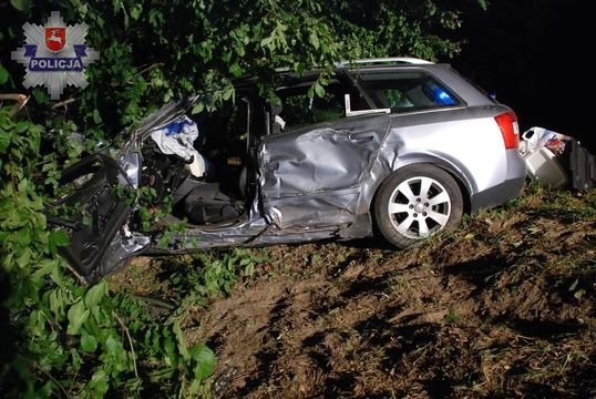 Wypadek w Borkach. Audi rozbiło się na drzewie. Zginął kierowca