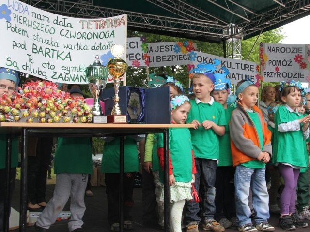 Dzieci z Przedszkola Samorządowego w Tumlinie miały okazję zaprezentować swoje niezapominajki i hasła ekologiczne na scenie. 