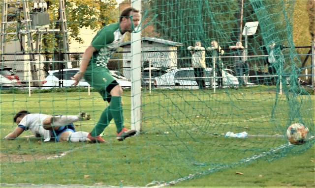 IV liga małopolska, grupa zachodnia: LKS Jawiszowice - Unia Oświęcim 2:2. Na zdjęciu: Konrad Powała (leży) wślizgiem wepchnął piłkę do siatki, ratując remis dla oświęcimian.