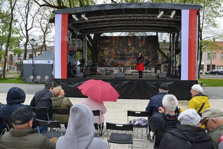 Podlane deszczem obchody Święta Narodowego Trzeciego Maja w Stalowej Woli. Zobacz zdjęcia