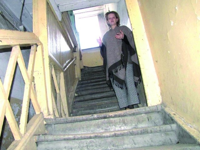 &#8211; Te schody nie nadają się do użytku &#8211; skarży się Renata Zajączkowska.