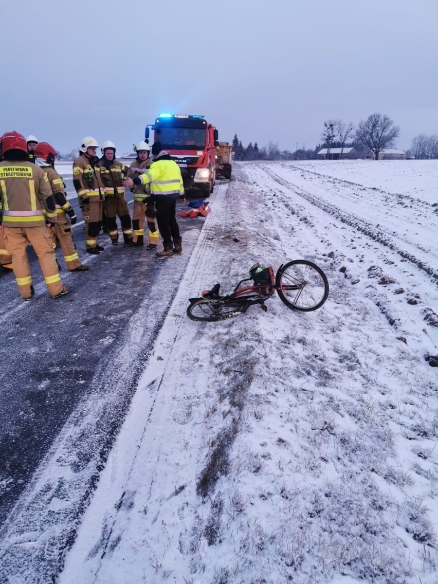 Tragiczny wypadek pod Gołańczą. Piaskarka potrąciła rowerzystkę. Kobieta nie przeżyła