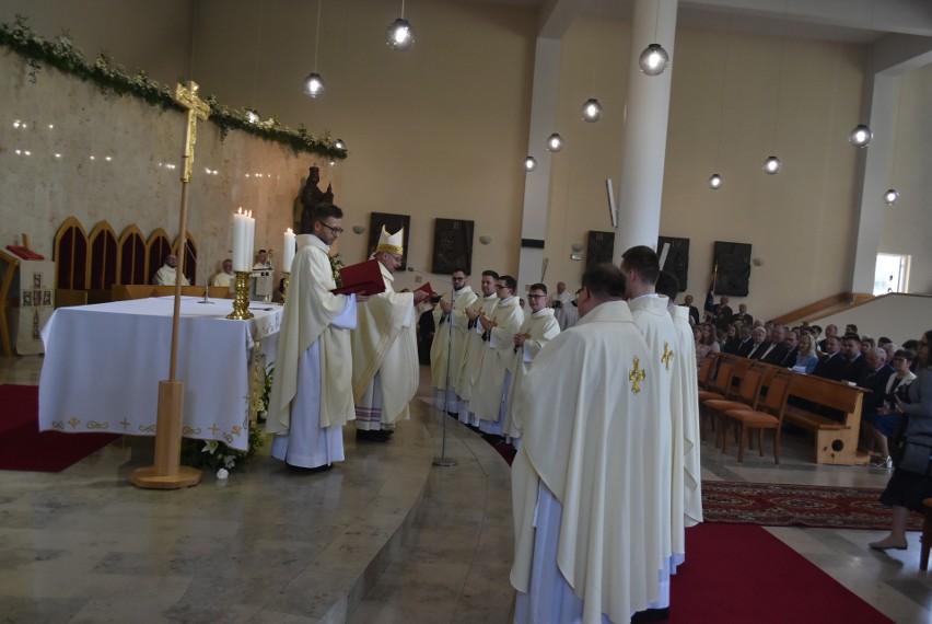 W uroczystej mszy świętej z obrzędem święceń prezbiteratu...