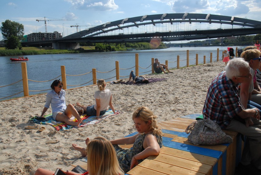 Kraków. Miejska plaża otwarta [ZDJĘCIA]