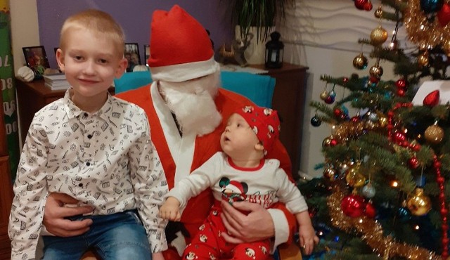 Bartek ze świętym Mikołajem i swoim młodszym braciszkiem Wiktorem.