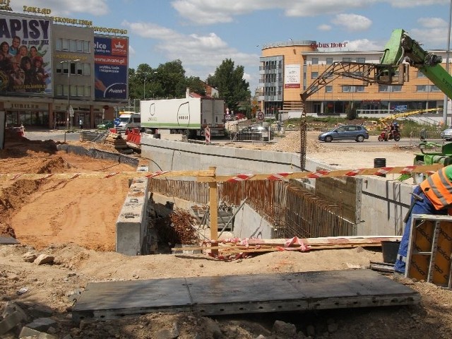 Kończy się budowa tunelu pod rondem Gustawa Herlinga Grudzińskiego od strony ulicy IX Wieków Kielc.