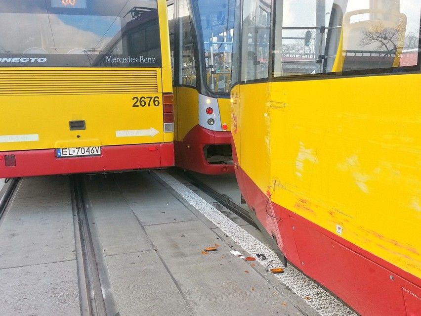 Wypadek na trasie W-Z. Zderzenie tramwaju z autobusem MPK przy dworcu Łódź Kaliska [ZDJĘCIA]