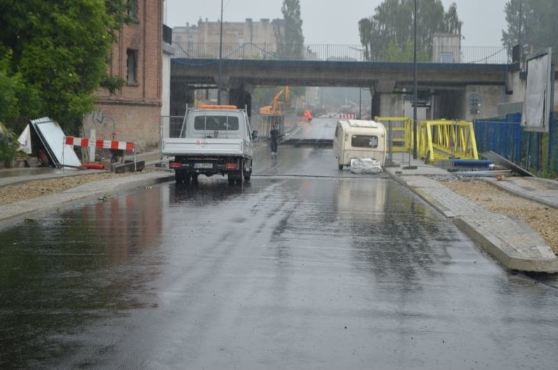 Ulica Tramwajowa w połowie ma już asfalt! Kiedy zakończy się remont? [zdjęcia]