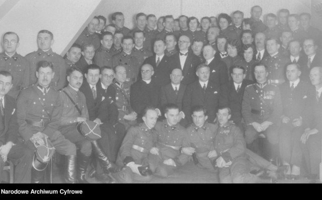 Otwarcie Świetlicy Pocztowego Przysposobienia Wojskowego w Inowrocławiu, w 1 rzędzie, 6 z lewej siedzi płk Hauke