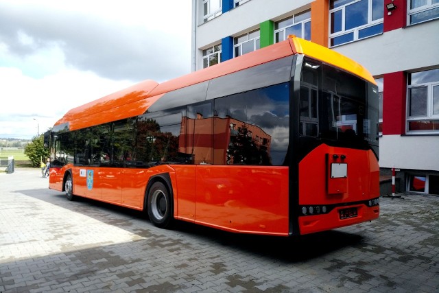W autobusie znajduje się 41 miejsc siedzących. Pojazd jest w pełni klimatyzowany i wyposażony w system monitoringu.