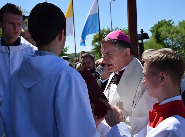 Parafia Rzymskokatolicka pod wezwaniem Najświętszej Marii Panny Wspomożenia Wiernych w Miastku obchodzi w tym roku 104-lecie swojego istnienia. 4 lat temu świętowano okrągłą 100-letnią rocznicę. Wtedy z tej okazji odbyło się jubileuszowe nabożeństwo odprawione przez księdza biskupa Krzysztofa Włodarczyka. Poświęcono pamiątkową tablicę. W ówczesnym gimnazjum zorganizowano spotkanie, w czasie którego m.in. przedstawiono historię parafii oraz zaprezentowano monografię parafii przygotowaną przez ks. Piotra Zielińskiego. Jubileuszowe uroczystości zakończył festyn na boisku przy ulicy Wybickiego. Zapraszamy do obejrzenia archiwalnych zdjęć. 