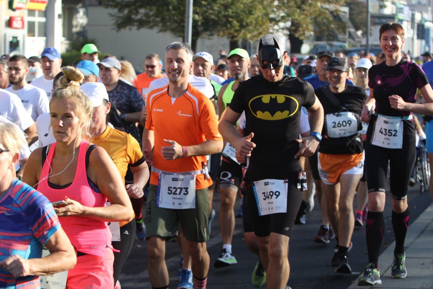 Zdjęcia z maratonu w Poznaniu 2018 - biegacze na pierwszym...