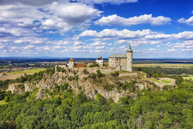 Czechy Wschodnie to region pełen historii, kultury i pięknej przyrody. Oferuje wiele atrakcji dla miłośników historii, sztuki i przygód na łonie natury. Warto go odwiedzić podczas jesiennego weekendu.