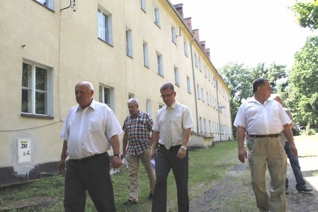 Latem burmistrz Krzysztof Kuchczyński wspólnie urzędnikami i przedstawicielami Wojskowej Agencji Mieszkaniowej oglądał puste budynki i negocjował ich przejęcie. Dziś gmina jest już ich właścicielem.