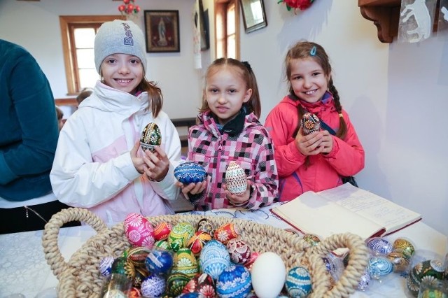 Ola Świderska, Emilka Filimoniuk i Zuzia Wysocka pokazują tradycyjne pisanki