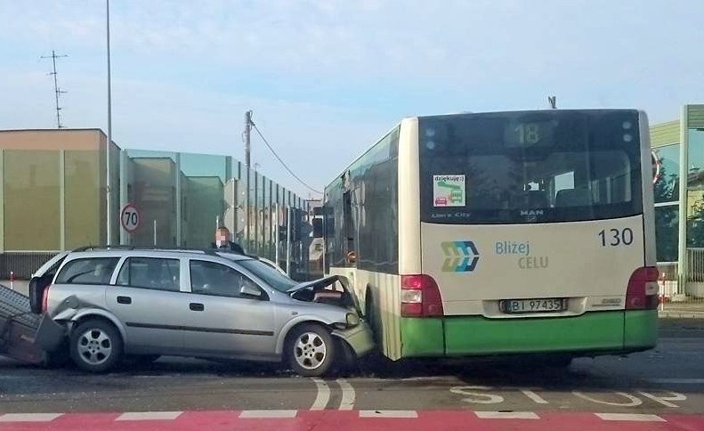 Przed godziną 11 litewski kierowca opla wbił się w autobus...