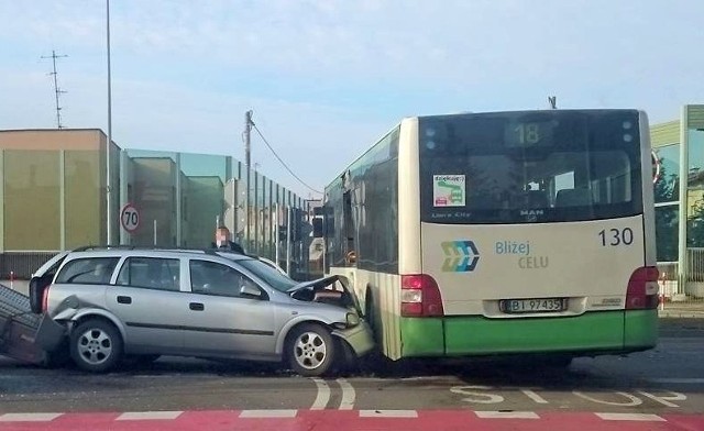Przed godziną 11 litewski kierowca opla wbił się w autobus Białostockiej Komunikacji Miejskiej