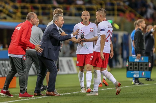 Trener Jerzy Brzęczek (w środku) udziela rad Piotrowi Zielińskiemu podczas meczu w Bolonii z Włochami