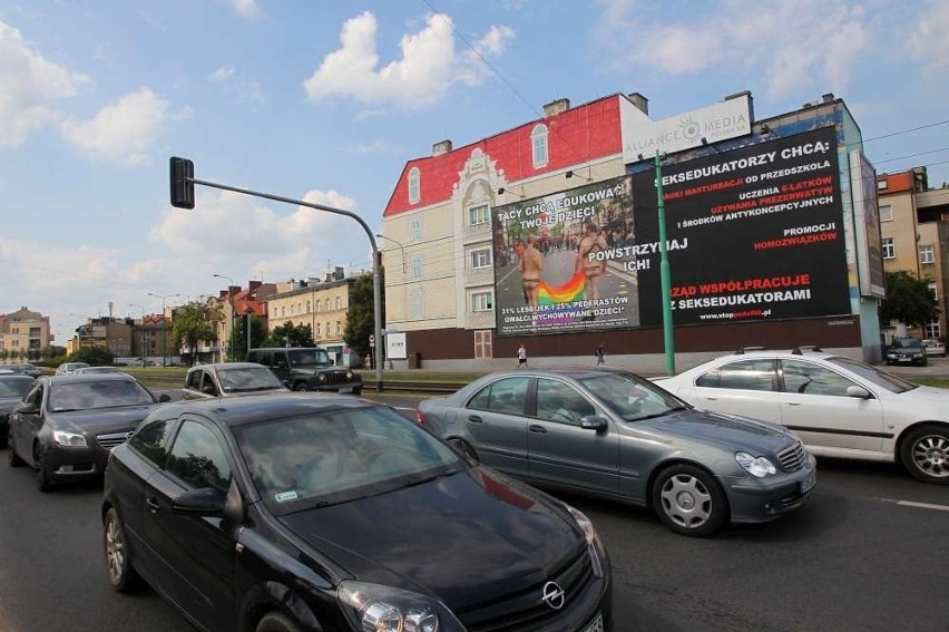 Ogromny billboard Fundacji "PRO-prawo do życia" wśród...