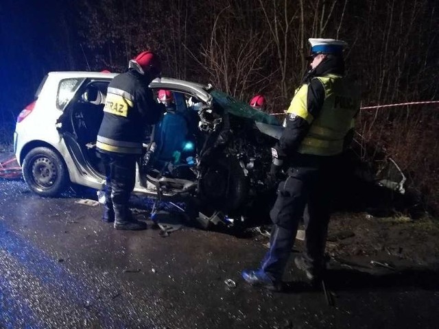 Pierwsze informacje o wypadku podało radio RMF FM. Tragedia wydarzyła się na drodze wojewódzkiej nr 521 w Raniewie, nieopodal Kwidzyna.>> Najświeższe informacje z regionu, zdjęcia, wideo tylko na www.pomorska.pl 