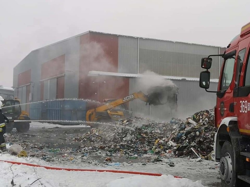 Pożar w zakładzie przetwarzania odpadów w Przemyślu. Przyjmowanie odpadów komunalnych odbywa się bez zmian, trwa szacowanie strat