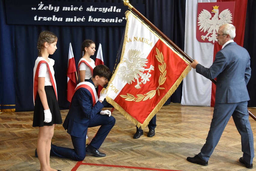 Dyrektor Paweł Zagórki przekazuje symbol szkolnemu pocztowi...