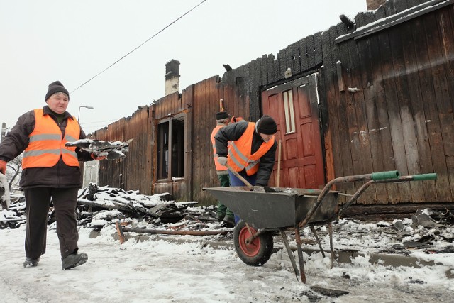 Tylko zgliszcza zostały po styczniowym pożarze domu w miejscowości Nurzec-Stacja (powiat siemiatycki). Bez dachu nad głową została 10-osobowa rodzina