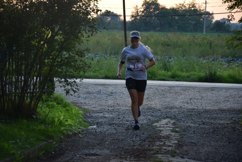 Biegli w pobiednickim półmaratonie, żeby pomóc zarobić na leczenie dla chorych osób [ZDJĘCIA]