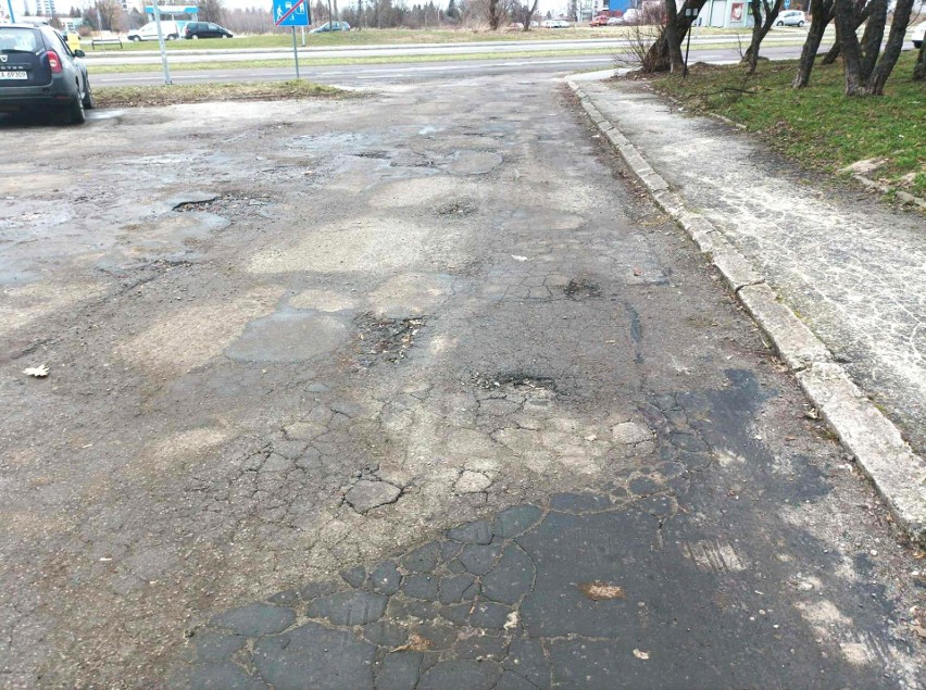 Wertepy przy ulicy Wyszyńskiego oraz m.in. na sąsiednim parkingu