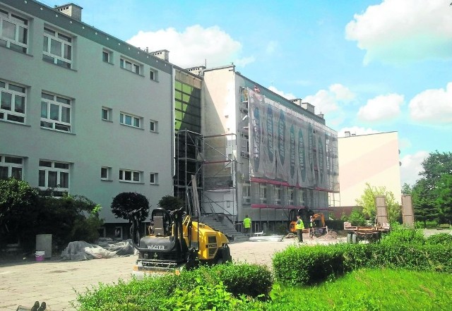 Trwa remont budynku Gimnazjum nr 1 w Chrzanowie przy ul. Zielonej. Część prac zostanie wykonana jesienią