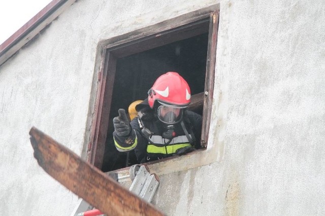 Szybka akcja zabezpieczana przez ratowników medycznych kieleckiego pogotowia ratunkowego pozwoliła bardzo szybko opanować ogień, który pojawił się w okolicy przewodu kominowego