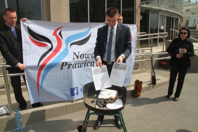 Grupa działaczy Nowej Prawicy miała ze sobą transparent i grilla, na którym Dawid Lewicki kandydat do Parlamentu Europejskiego tej partii palił druki PIT.