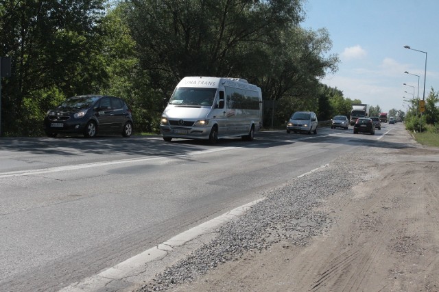 Nawierzchnia na całej długości alei Wojska Polskiego jest w fatalnym stanie. Radomscy drogowcy wybrali właśnie firmę, która zajmie się przygotowaniem dokumentacji technicznej, niezbędnej do rozpoczęcia planowanej przebudowy tej trasy.