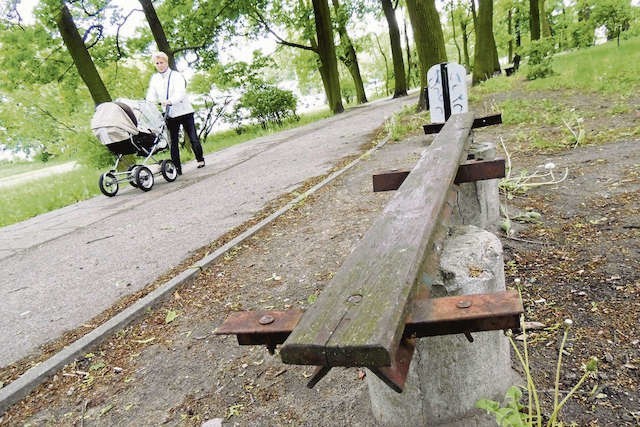 W parku przy ulicy Waryńskiego spotykają się rolkarze, miłośnicy psów oraz rodzinnych spacerów