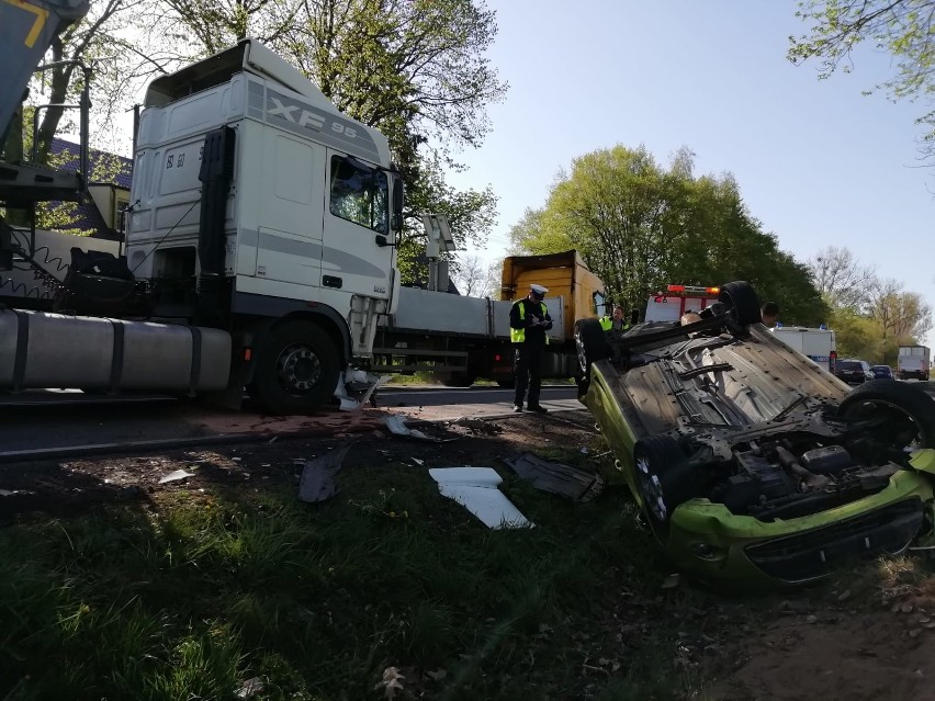 Groźna kolizja w Kwakowie. Auto dachowało i wpadło do rowu.