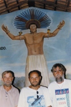 - Chrystus na obrazach w brazylijskich świątyniach ma śniadą skórę i indiański pióropusz - opowiada ks. Jan Pochodowicz (na zdj. w środku) z Wasilkowa.