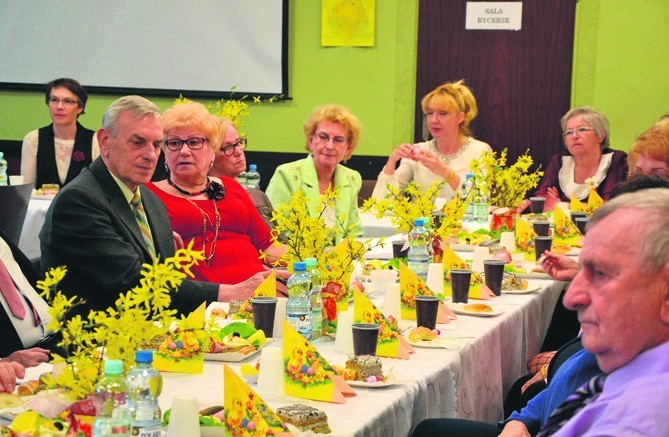 Babcie i dziadkowie z UTW w Żorach na śniadanku wielkanocnym