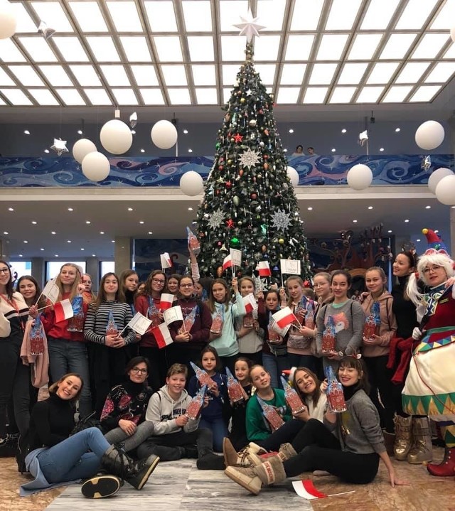 Tancerze znanego w regionie i kraju zespołu Trans dopisali do swojego konta kolejne sukcesy sceniczne. Podczas międzynarodowego festiwalu Christmass Stars (Bożonarodzeniowe Gwiazdy) zdobyli w swoich kategoriach złoto, srebro i brąz. Do Moskwy pojechało 32 tancerzy z Międzyrzecza i Skwierzyny. - Przygotowaliśmy trzy choreografie i wszystkie zajęły czołowe lokaty. Przy okazji zwiedziliśmy Moskwę - zaznacza instruktorka Transu Anna Bubnowska.    [sc]Zobacz wideo z przekazania tysiąca książek dla Szkoły Podstawowej nr 4 w Międzyrzeczu-Obrzycach[/sc]