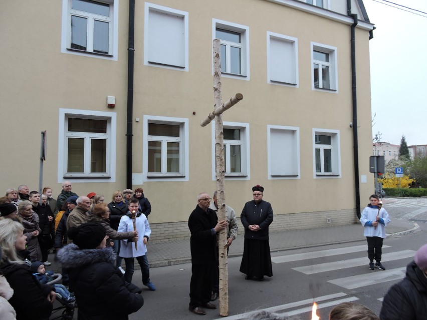 Droga Krzyżowa ulicami Ostrołęki. Jako pierwsi odprawili ją parafianie z fary