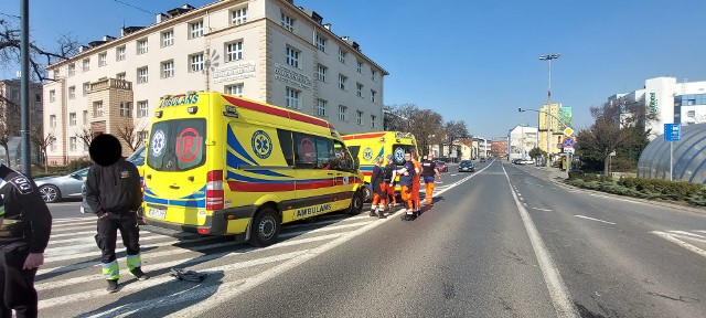 W godzinach popołudniowych w Bydgoszczy doszło do zderzenia samochodu osobowego z karetką, która na szczęście, nie przewoziła pacjenta. Więcej zdjęć i informacji ►►►