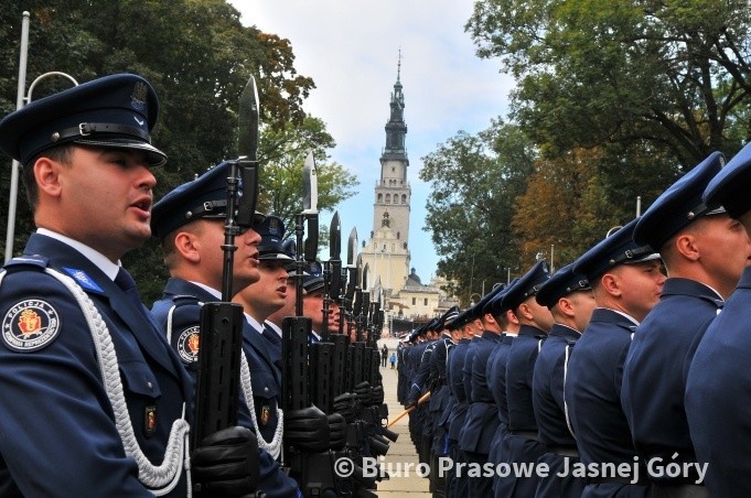 Policjanci na Jasnej Górze. "Warto od czasu do czasu o tym...