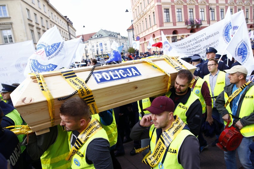 Protest policjantów w Warszawie. Mundurowi domagają się...