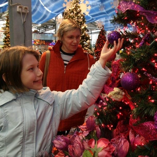 Marta Sfora z Żelaznej z mamą Sylwią wybierały wczoraj świąteczne ozdoby w jednym z opolskich marketów.
