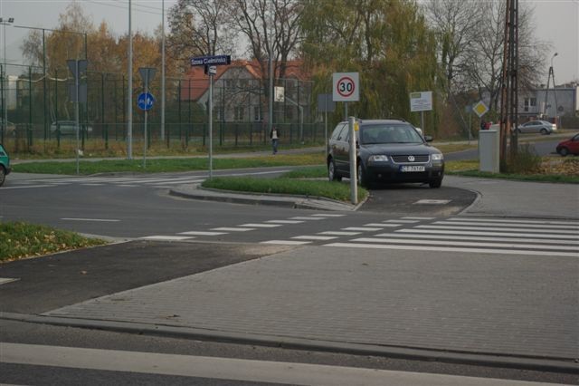 Samochód zaparkowany na ścieżce rowerowej.