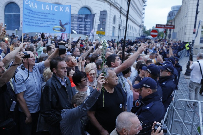 86. miesięcznica smoleńska i kontrmanifestacja Obywateli RP. Interweniowała policja [ZDJĘCIA][VIDEO]